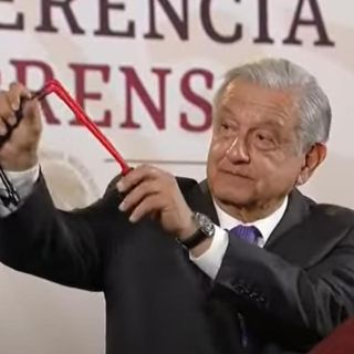 López Obrador muestra resortera y balines que usaron normalistas en portazo