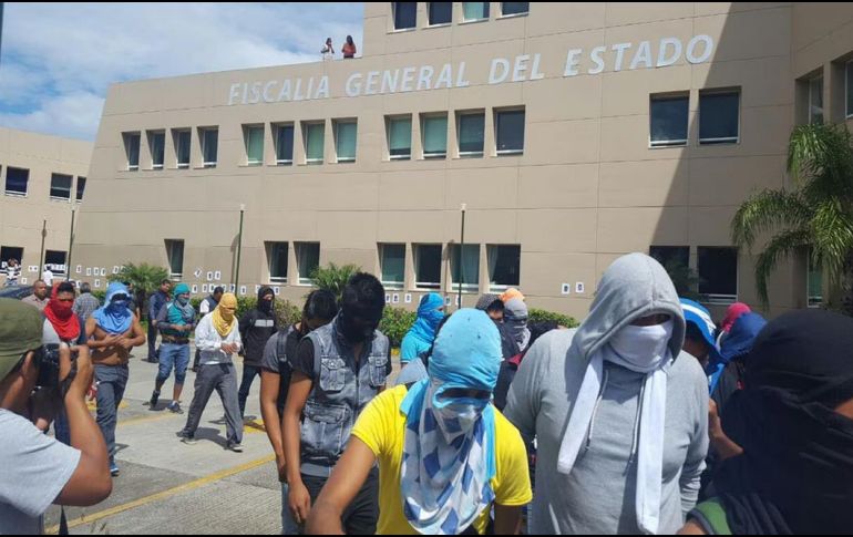 Minutos antes se había desalojado a los empleados de la fiscalía, ante la llegada de los normalistas. ESPECIAL / X