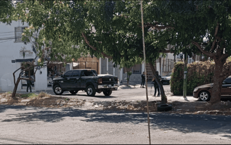 La Fiscalía mantiene cerrada la calle Hacienda de las Margaritas donde supervisa el hallazgo del vehículo. ESPECIAL