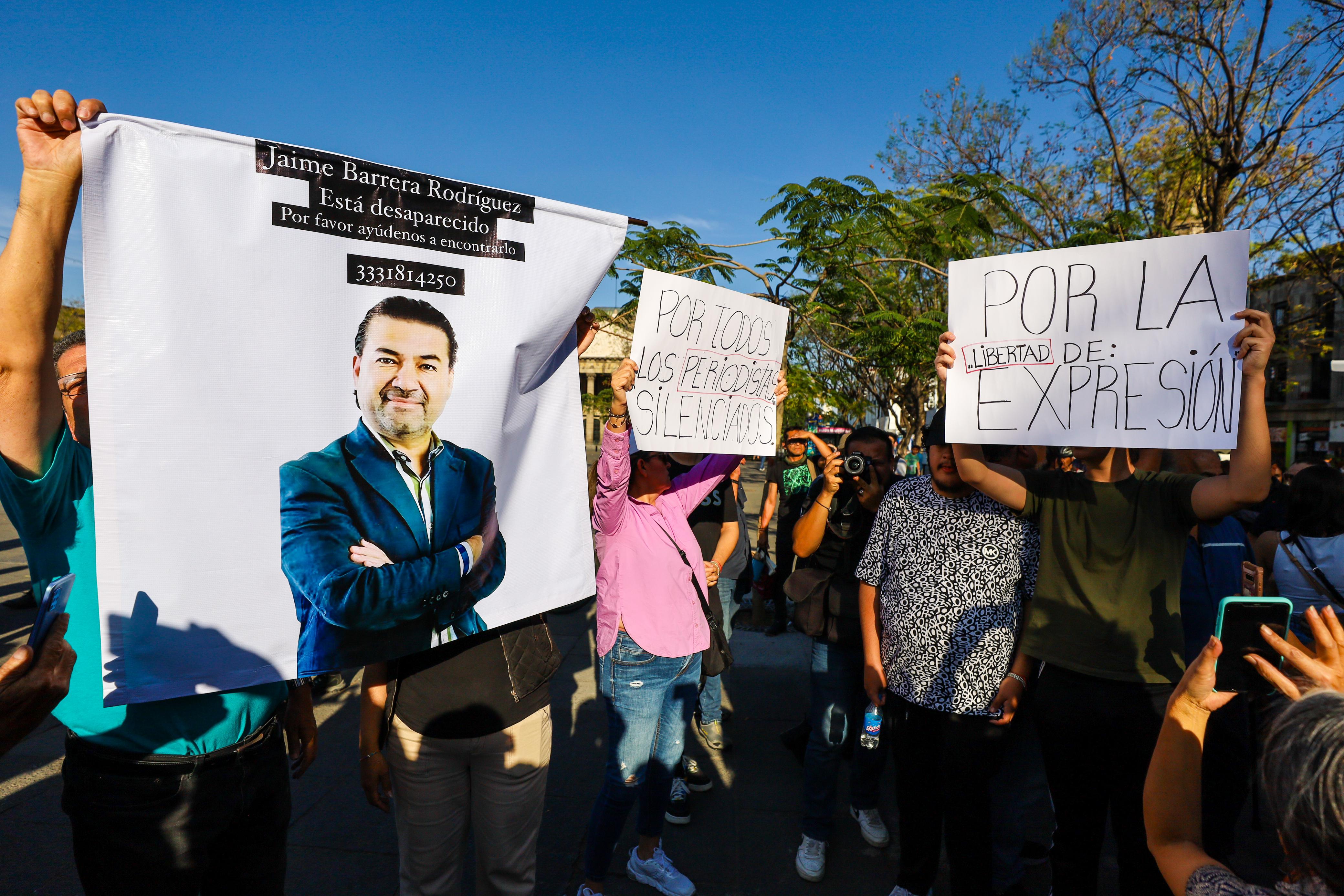 En la Plaza Liberación de Guadalajara, decenas de periodistas se congregaron junto a la consejera nacional de Morena, Itzul Barrera, hija del periodista tapatío. EL INFORMADOR/ A. Navarro.