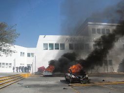 Estudiantes arribaron al  edificio, luego de que el Presidente hiciera público la fuga del policía que disparó al estudiante. EFE