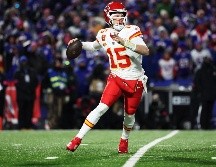 Patrick Mahomes aceptó ajustar su contrato para que los Chiefs pudieran sobrellevar su situación financiera. AFP / ARCHIVO
