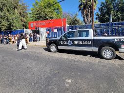 Policías de Guadalajara acudieron a las instalaciones del plantel para descartar cualquier riesgo. EL INFORMADOR/M.HERNÁNDEZ