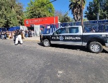 Policías de Guadalajara acudieron a las instalaciones del plantel para descartar cualquier riesgo. EL INFORMADOR/M.HERNÁNDEZ