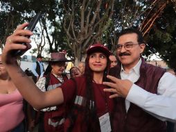 El Dr. Carlos Lomelí se reunió con vecinos de la colonia Zona Industrial Segunda Sección, en el Distrito 14, en donde destacó algunos de los beneficios que ha impulsado Morena para el bienestar del pueblo, como son los apoyos a los adultos mayores. CORTESÍA.