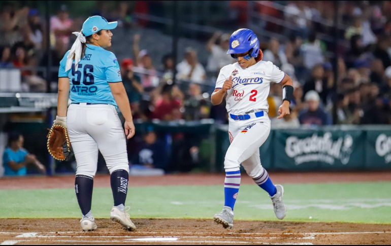 Elizabeth Robert anotó la primera carrera del partido, pero las regiomontanas remontaron. TWITTER/charrosbeisbol