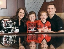 Cousins firmó su contrato con los Falcons acompañado de su familia. ESPECIAL/Falcons