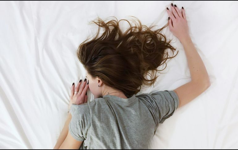 Aunque se recomienda un horario de sueño regular, los investigadores enfatizaron que una hora de sueño más no es perjudicial. UNSPLASH / V. Muslakov.