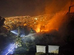 Las autoridades ordenaron la evacuación preventiva de al menos otros cinco barrios colindantes. AP / S. Cisternas