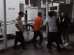 Aficionados de ambos bandos llegaron a golpes e insultos aún en las inmediaciones del Estadio Azteca. ESPECIAL.