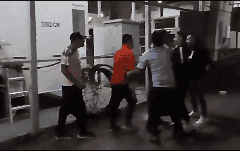 Aficionados de ambos bandos llegaron a golpes e insultos aún en las inmediaciones del Estadio Azteca. ESPECIAL.