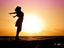 La felicidad disminuye o crece dependiendo de la edad de las personas, según expertos. Pixabay.