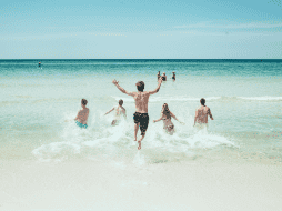 Esta playa es especial por sus hermosas vistas, vegetación exuberante y aguas cristalinas. ESPECIAL/Canva