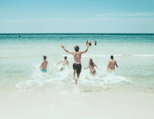 Esta playa es especial por sus hermosas vistas, vegetación exuberante y aguas cristalinas. ESPECIAL/Canva