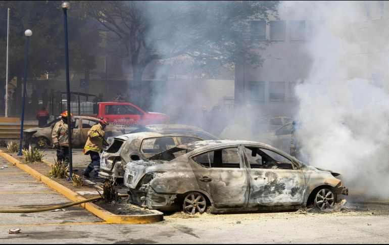 Las protestas por el asesinato de Yanqui Khotan Gómez han dejado autos y edificios incendiados. EL UNIVERSAL