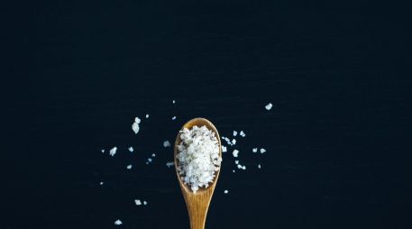 En México, algunas personas llegan a consumir hasta 11 gramos de sal al día; es decir, más del doble de la recomendación de cinco gramos. UNSPLASH / J. Tuinstra