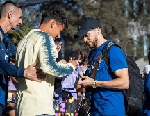 algunos aficionados fueron los afortunados de poder ver, saludar y tomarse fotografías con los jugadores que se acercaron a ellos, como Henry Martín. X / @ClubAmerica