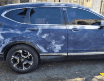 Los lamineros, se encontraban lijando una camioneta Honda CRV, la cual era buscada por las autoridades. ESPECIAL