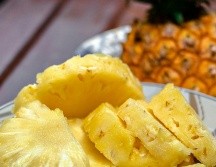 La piña y los lácteos son otra combinación que podría ocasionar problemas como dolor estomacal. ESPECIAL / Foto de Gabriel Yuji en Unsplash