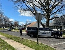 El sospechoso, que las autoridades describen como en situación de calle, acudió en un vehículo robado a dos viviendas donde estaban sus familiares, a quienes disparó con un rifle de asalto. AP / M. Catalini