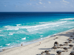 Riviera Maya cuenta con un amplio territorio de arena blanca y aguas de color azul turquesa. ESPECIAL/Canva 