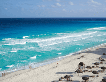 Riviera Maya cuenta con un amplio territorio de arena blanca y aguas de color azul turquesa. ESPECIAL/Canva 