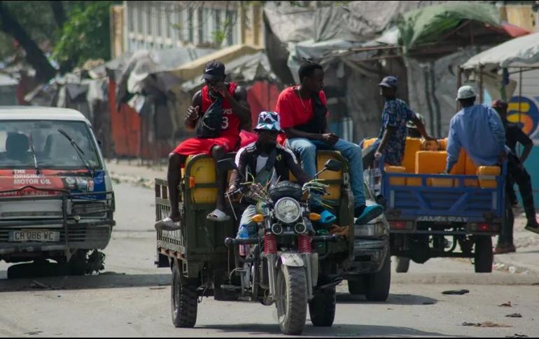 Entre los contenedores estaba uno del Fondo de Naciones Unidas para la Infancia (Unicef) con suministros esenciales para la niñez. EFE / S. Clarens