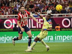 El grupo de jugadores y el cuerpo técnico rojiblanco no quedó satisfecho con las decisiones del árbitro central. EL INFORMADOR/ H. FIGUEROA.