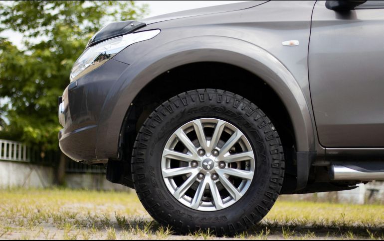 Con ayuda de un cepillo de cerdas suaves, aplica la pasta en movimientos circulares para asegurarte de retirar todas las impurezas de las llantas. UNSPLASH /  V. Kandemir