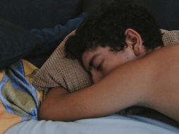 Esto puede significar el lenguaje corporal de la pareja mientras duerme. ESPECIAL/Foto de Bianca Castillo en Unsplash