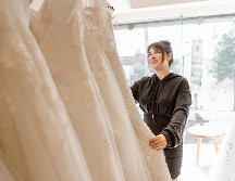 Daniela Luján en busca de su vestido de novia. ESPECIAL/ CORTESÍA KLENT BRIDAL.