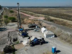 Con 11 bombas colocadas en la orilla del lago Zumpango (completamente seco) extraen agua del subsuelo en San Pedro de la Laguna. AFP