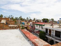 Algunas personas, en la temporada de lluvias, se apresuran a buscar la opción para impermeabilizar, sin darse cuenta de que esa actividad debió hacerse antes. EL INFORMADOR / ARCHIVO