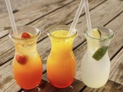 Una de las mejores opciones para refrescarse es el agua de sabor preparada con frutas naturales. Pixabay.