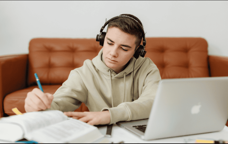 La investigación científica ha indagado en cómo diversos estilos musicales pueden afectar nuestra capacidad de concentración y memoria. ESPECIAL/CANVA