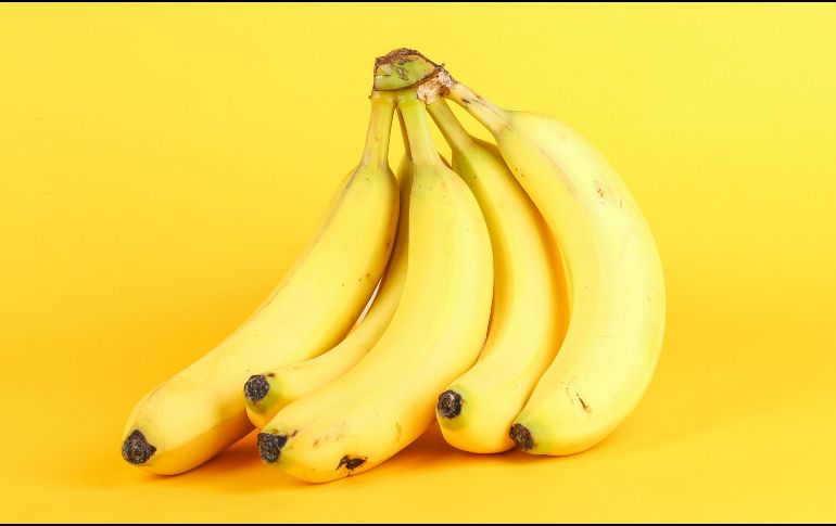 El plátano es un alimento dulce y rico que puedes incluir en tu dieta diaria debido a su alto valor nutricional. Unsplash