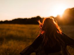 Recuerda que la felicidad viene de lo que uno posee en el interior y este sentimiento crece cuando lo compartes con los que te rodean. Unsplash