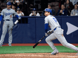 Shohei Ohtani de los Dodgers de Los Ángeles batea un sencillo ante los Padres de San Diego, el miercoles 20 de octubre de 2024, en Seúl. (AP Foto/Ahn Young-joon)