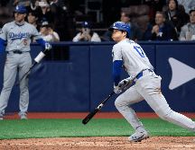 Shohei Ohtani de los Dodgers de Los Ángeles batea un sencillo ante los Padres de San Diego, el miercoles 20 de octubre de 2024, en Seúl. (AP Foto/Ahn Young-joon)