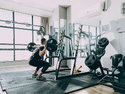 Las personas que hacen ejercicio por la noche deben tratar de terminar su actividad física al menos 1 o 2 horas antes de irse a dormir. UNSPLASH / S. Moghadam Khamseh