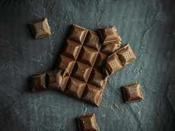 Es bueno recordar que debido a que algunas versiones del chocolate contienen más o menos grasas y azúcares, los especialistas recomiendan que el consumo del mismo sea de manera moderada. ESPECIAL / Foto de Tamas Pap en Unsplash