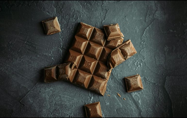 Es bueno recordar que debido a que algunas versiones del chocolate contienen más o menos grasas y azúcares, los especialistas recomiendan que el consumo del mismo sea de manera moderada. ESPECIAL / Foto de Tamas Pap en Unsplash