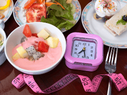 Este método consiste en restringir la alimentación diaria a una ventana de 4 a 12 horas. ESPECIAL/CANVA