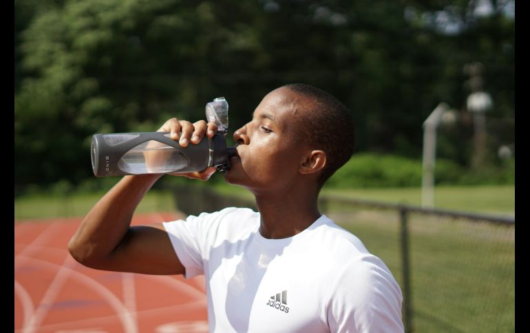 Lo mejor para hidratarse es tomar agua natural. Unsplash