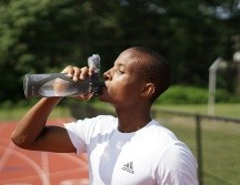 Lo mejor para hidratarse es tomar agua natural. Unsplash