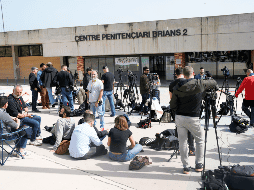 Periodistas esperan ante la entrada de la cárcel Brians 2, mientras Dani Alves se afana por reunir la fianza que la Audiencia de Barcelona le ha impuesto. EFE / A. García