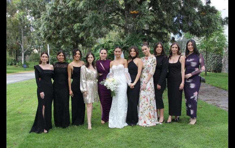 La novia con sus amigas. GENTE BIEN JALISCO/ Esmeralda Escamilla