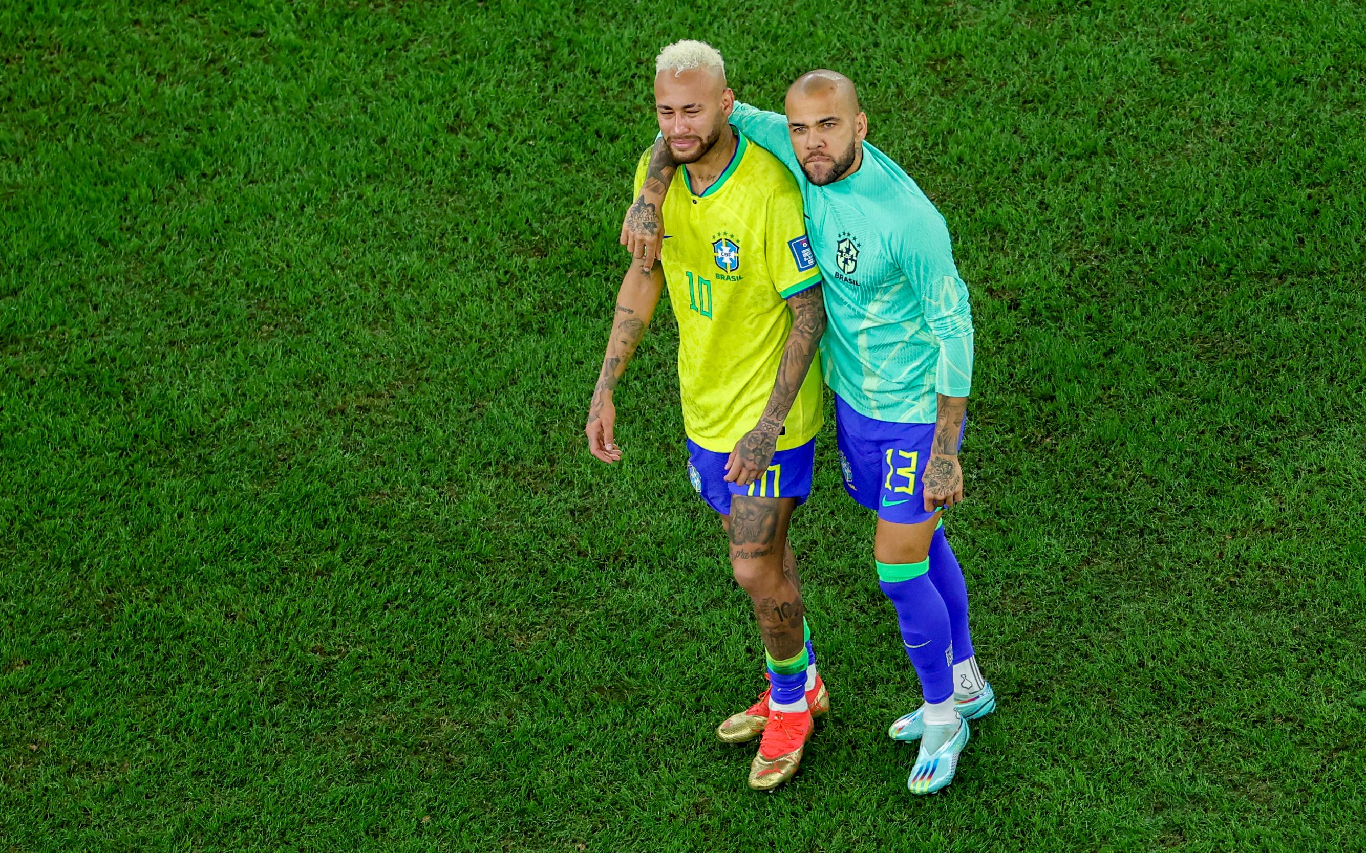 Dani Alves y Neymar Jr. Un tribunal español autorizó el miércoles que el defensa salga de la cárcel si paga una fianza de 1 MDE, mientras se resuelven los recursos contra su condena. AFP / ARCHIVO