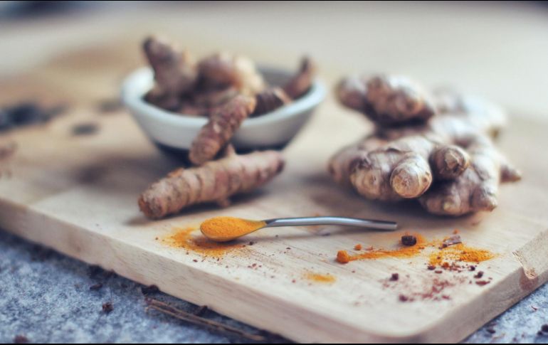 La cúrcuma y la curcumina están siendo investigadas por sus posibles efectos en una variedad de enfermedades. Foto de Julia Topp en Unsplash