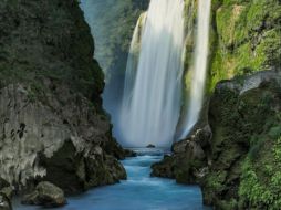 La majestuosa Cascada de Tamul, se encuentra en San Luis Potosí, donde quedarás sorprendido con la caída de agua, pues está situada en medio de un impresionante cañón que cautiva con su belleza y poderío. Pexels / Jean Paul Montanaro